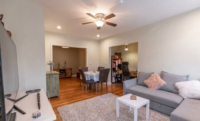Building Photo - Large 1 Bed - Off Street Parking - Updated...
