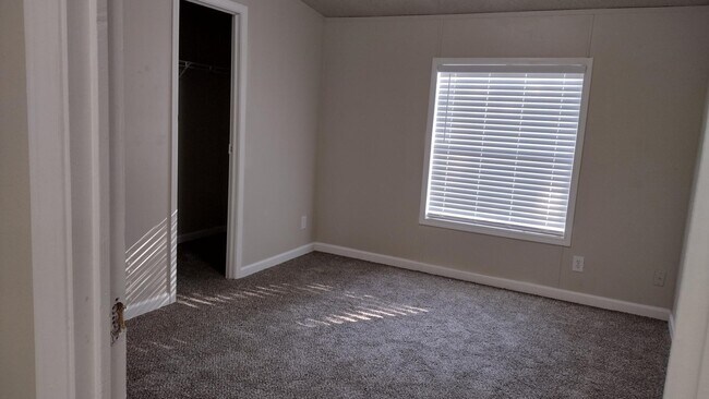 Foto del edificio - 814 Mercedes Benz Ct