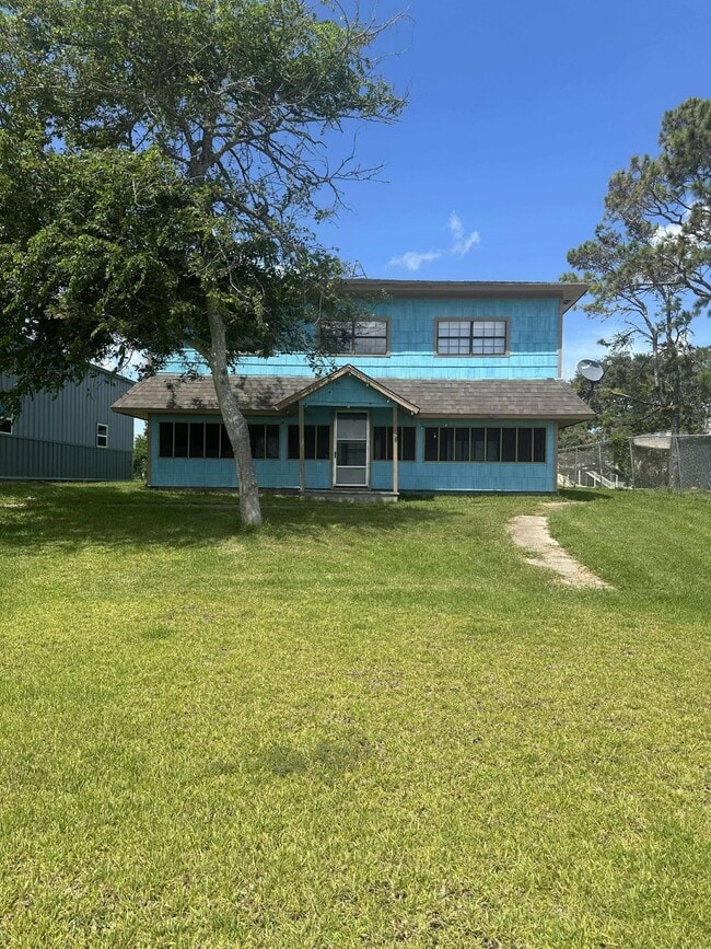 Building Photo - 215 Veselka Rd