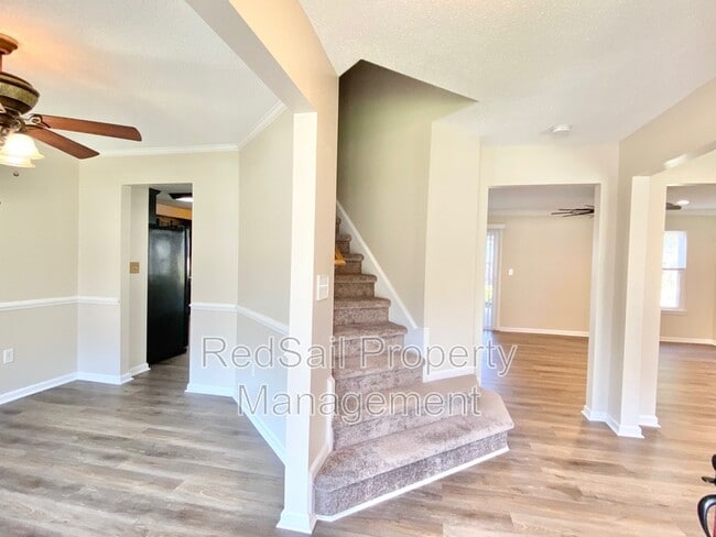 Foto del edificio - 1319 Pinecroft Ln