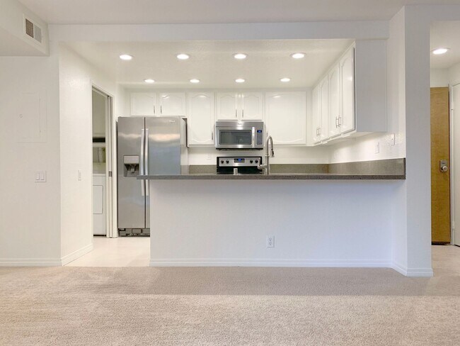Foto del edificio - Irvine Condo Interior Location Private