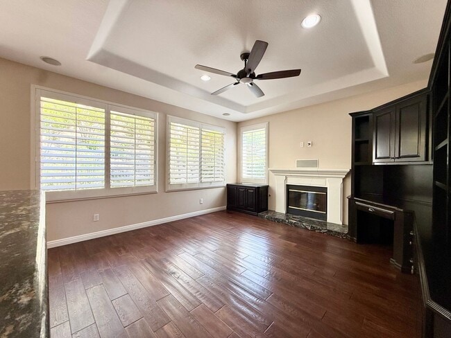 Foto del edificio - Gated 4 Bedroom 3 1/2 Bath Two Story Home