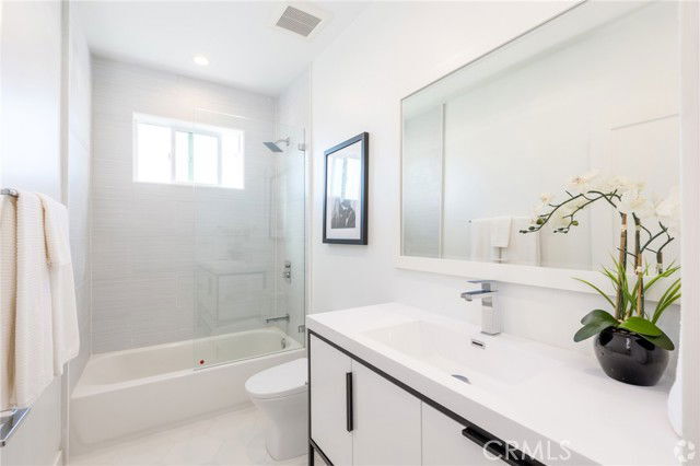 Foto del edificio - 5655 Hazeltine Ave