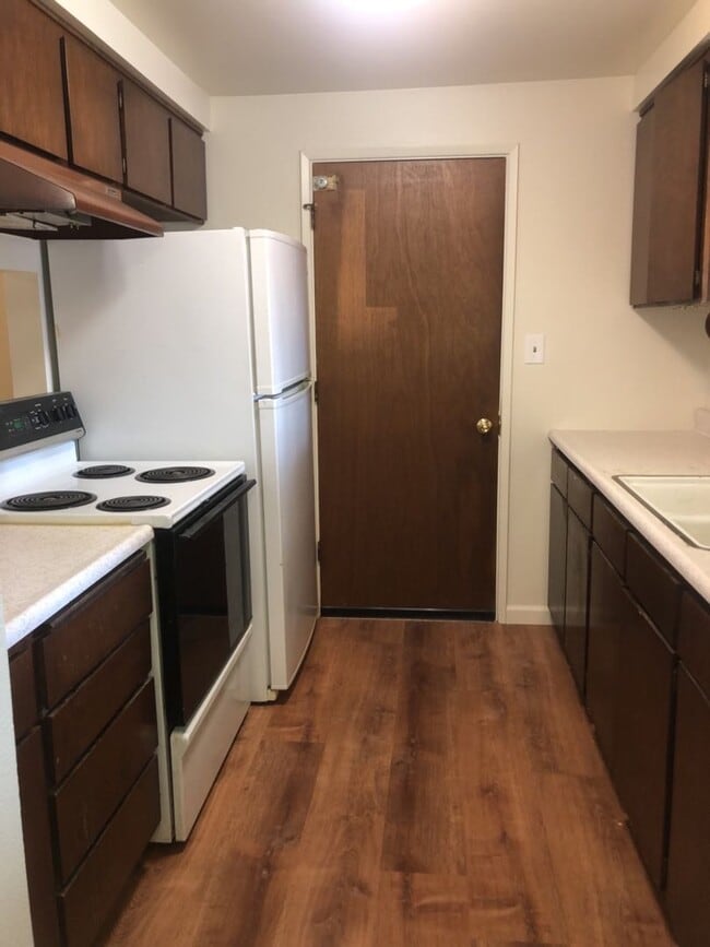 Building Photo - Spacious 3 Bedroom Home with Retro Charm!
