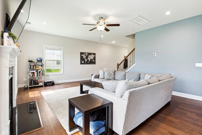 Foto del edificio - Fenced Yard 4 Bedroom w 3rd Floor Bonus Room!