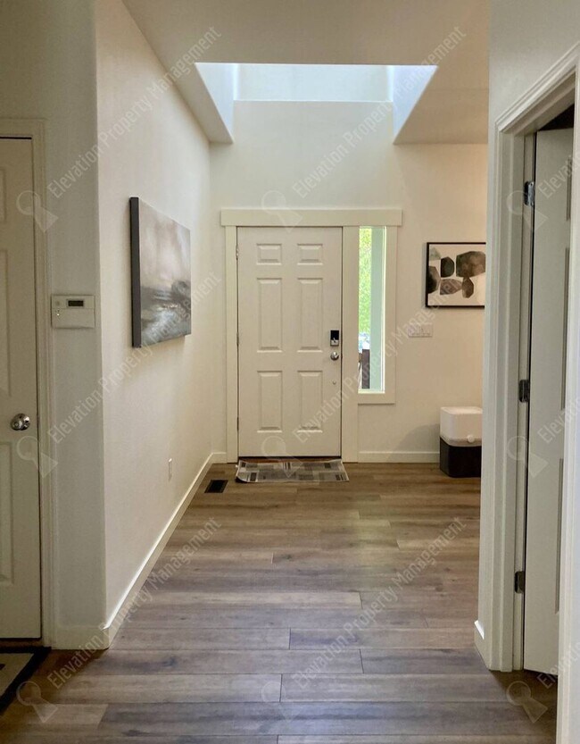 Foto del edificio - *Unfurnished* Beautifully updated 3 BR on ...