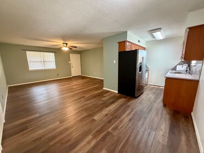 Foto del edificio - 904 Hillside Dr