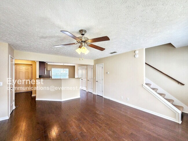 Building Photo - 2104 Debonair Ln