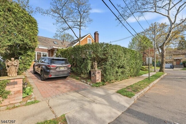 Building Photo - 409 Tryon Ave
