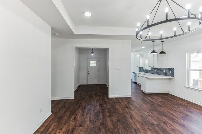 Building Photo - 2605 Hillcrest Dr