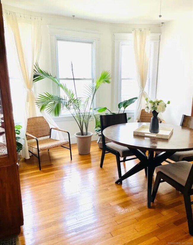 Building Photo - 27 E 9th St