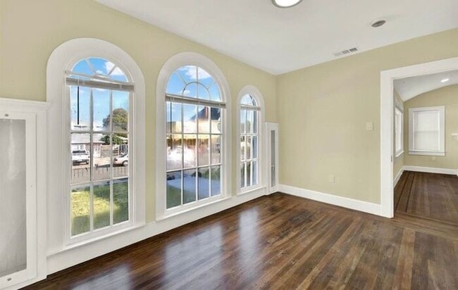 Building Photo - Beautifully Updated 3 Bed 2 Bath House in ...