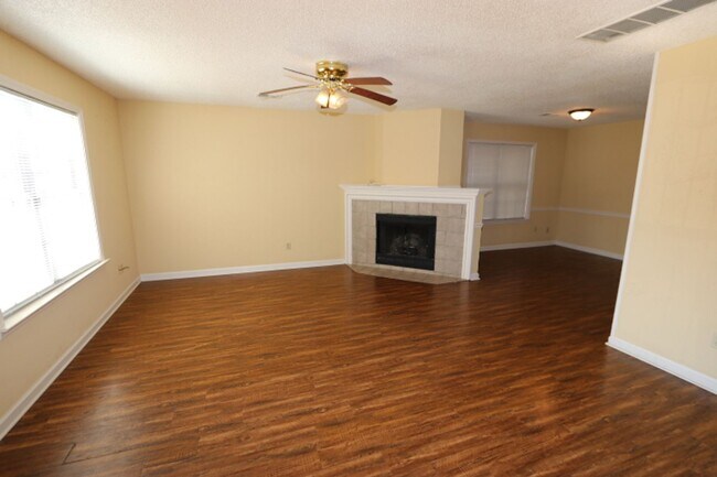 Foto del edificio - LARGE 3BR CORDOVA TOWNHOME