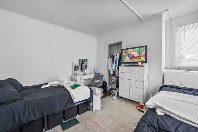 Building Photo - 4 bedrooms, 2 bathrooms, legal for 8 people