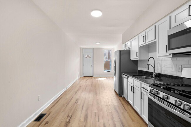 Foto del edificio - 428 N Patterson Park Ave