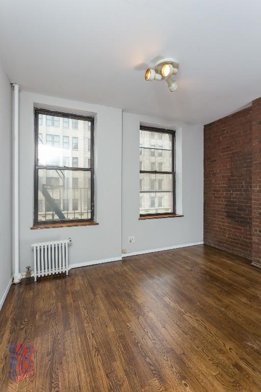 Foto del edificio - 221 E 23rd St