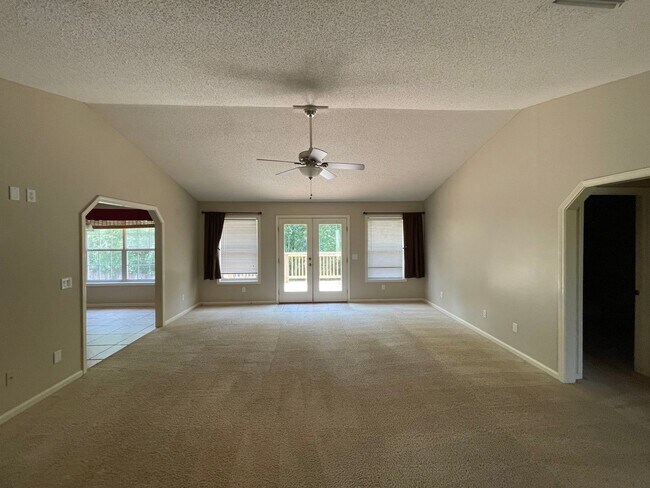 Foto del edificio - Regency Meadows  - Lawn Care & Pest Contro...