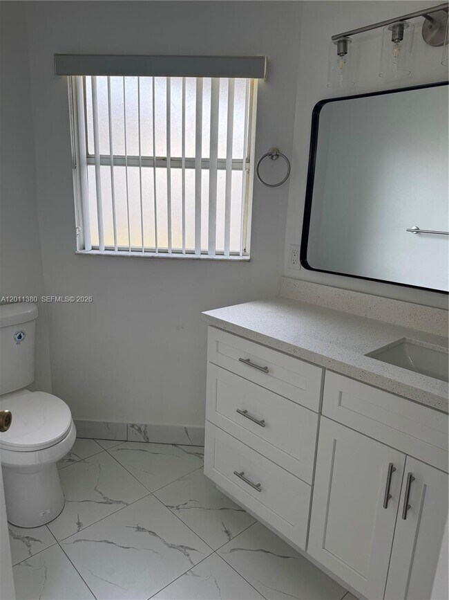Foto del edificio - 366 E Riverbend Dr