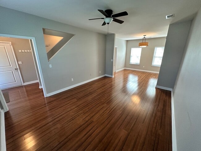 Foto del edificio - 408 Cunningham Ln