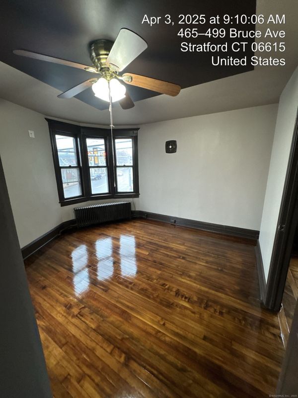 Foto del edificio - 2341 Barnum Ave