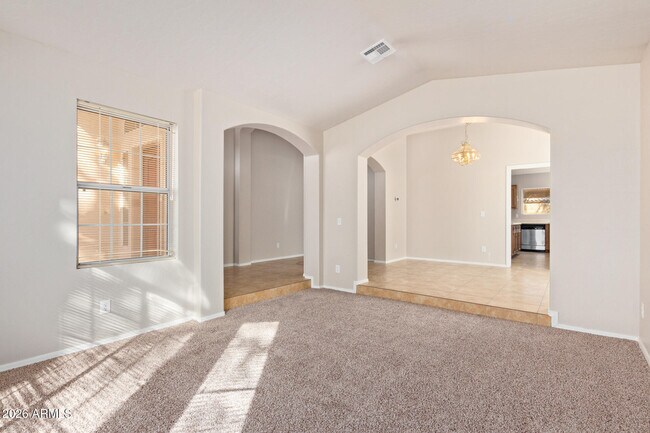 Foto del edificio - 5682 W Ross Dr