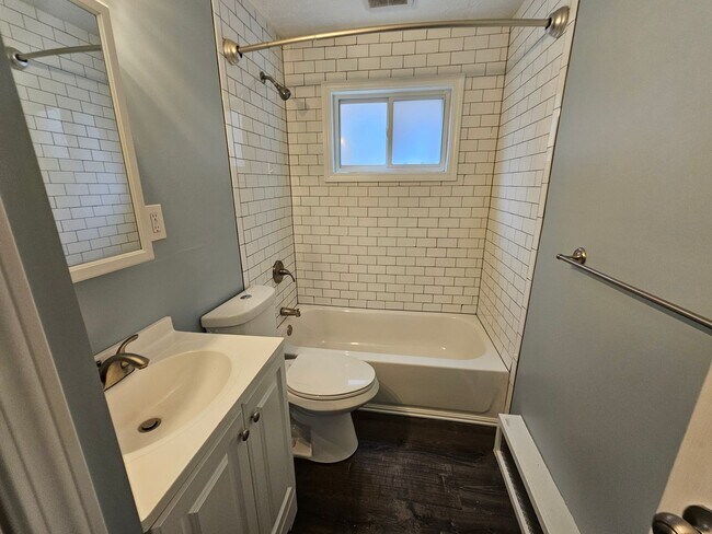 Foto del edificio - 2 bedroom 1 bath top floor apartment locat...
