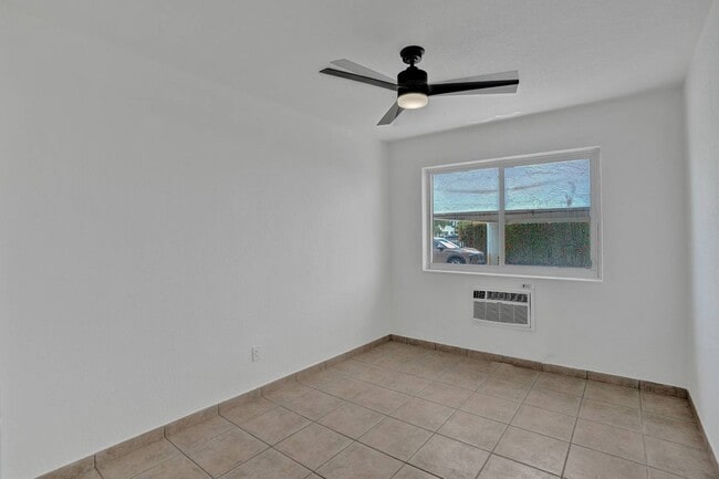 Building Photo - 2160 E Bay Harbor Dr