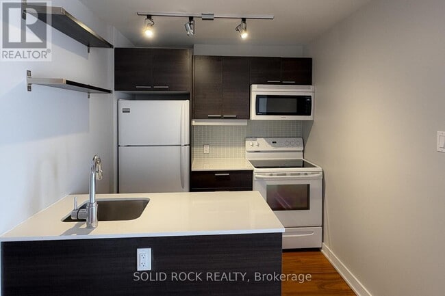 Photo du bâtiment - 354-354 Gladstone Ave