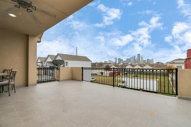 Building Photo - 3037 Clinton Dr