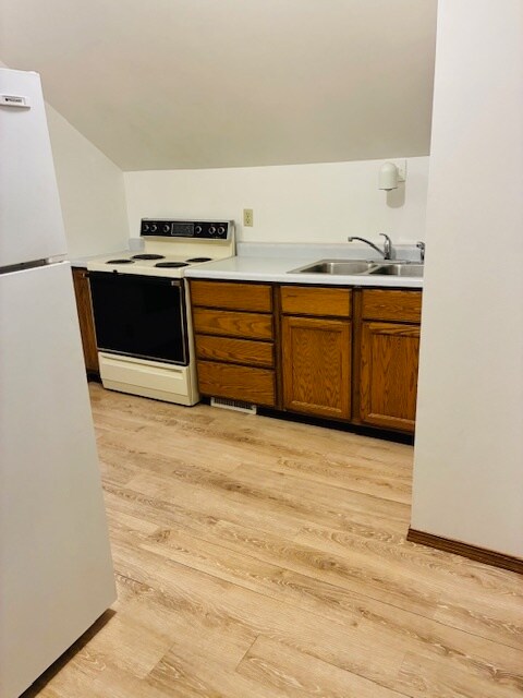 Cocina - 1220 W Packard St