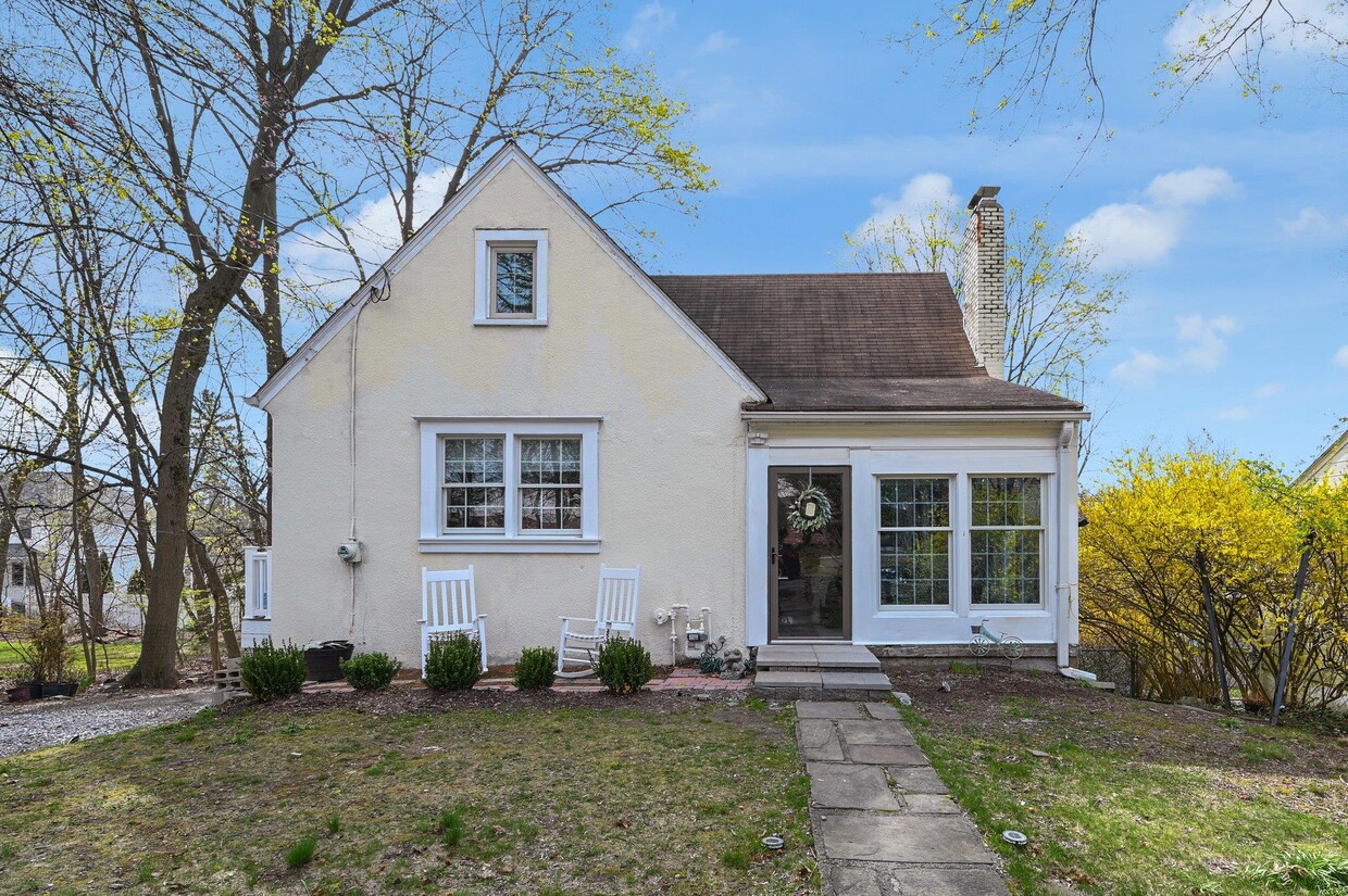 Primary Photo - 15 N Henry St