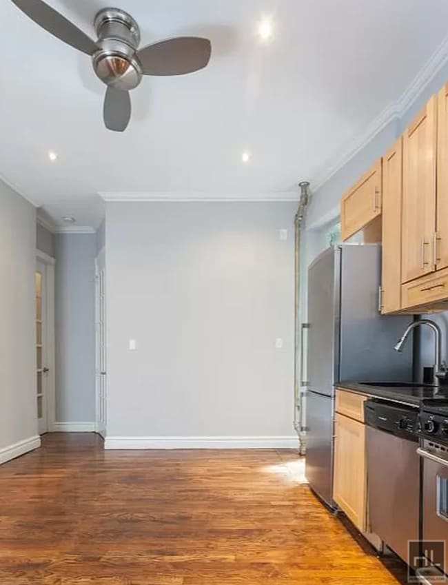 Building Photo - NO FEE One Bed in Soho! Won't Stay on the ...