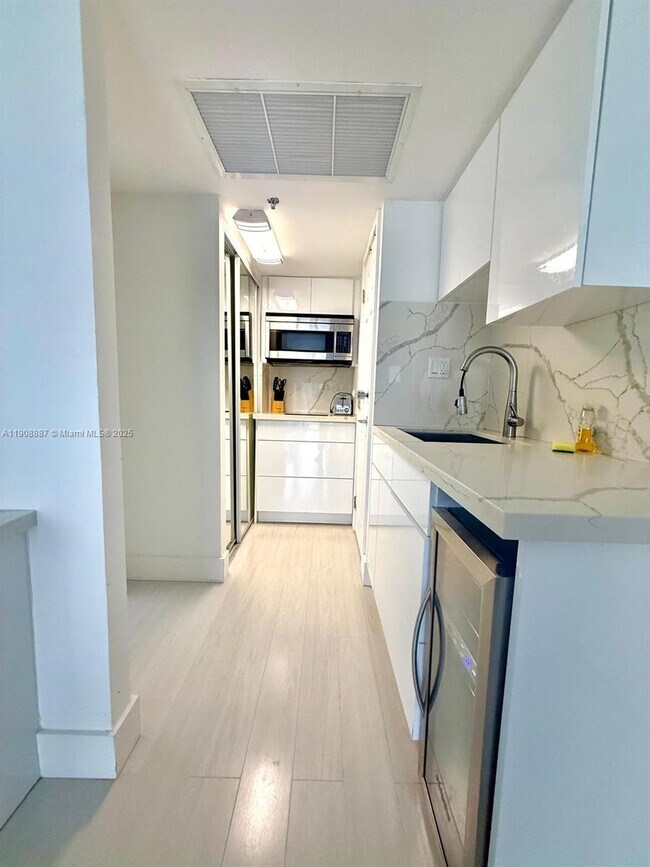 Foto del edificio - 19201 Collins Ave