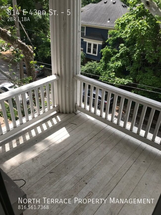 Building Photo - Updated, VINTAGE 2BR 1BA in Midtown Kansas...