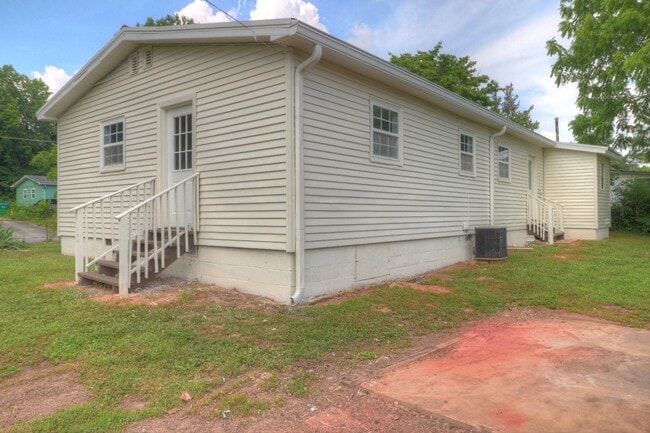 Building Photo - 1305 Cochise Cir