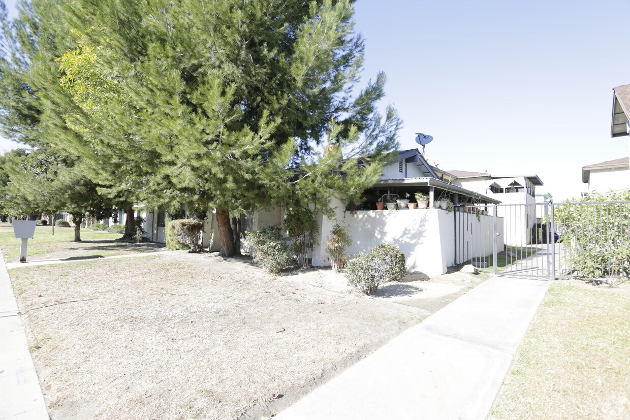 Primary Photo - 2547 E Terrace St