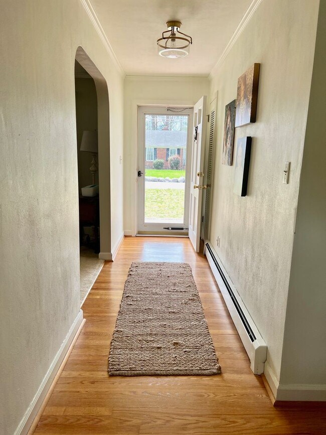 Foto del edificio - 3BD/ 2BA Brick Ranch in Lakeview Smith Terrace! Gorgeous Private Back Yard! Available NOW!