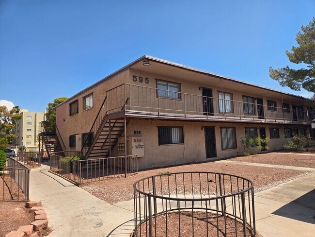 Foto del edificio - 595 N Royal Crest Cir