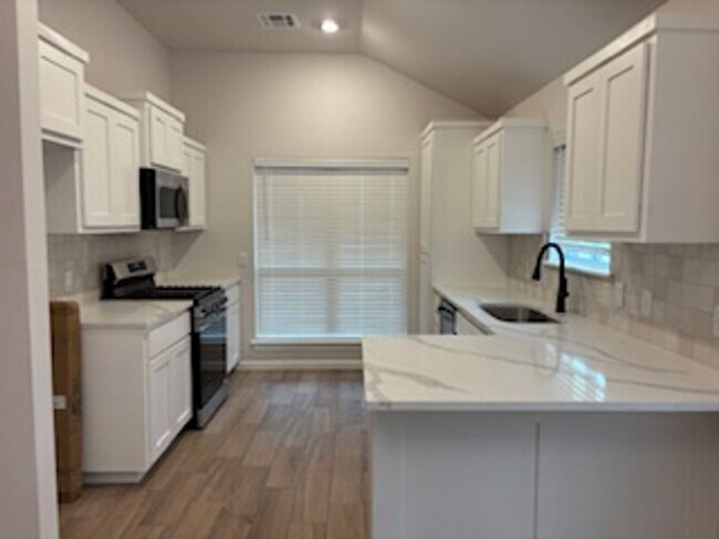 Foto del edificio - First Month Free - New Home!