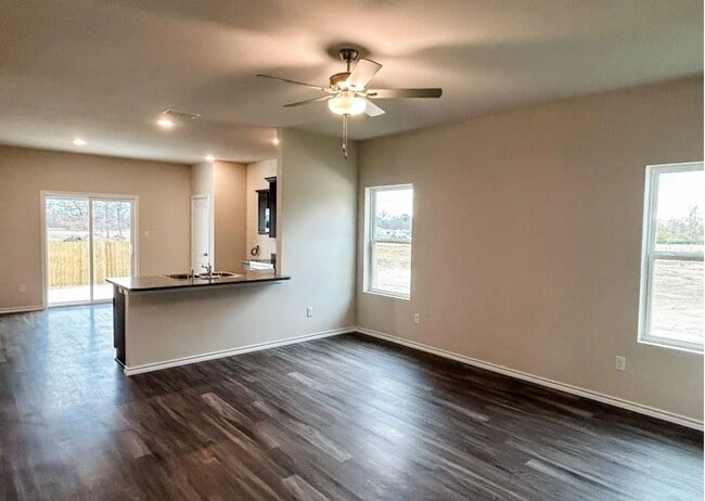 Building Photo - Like new 4-bed/2-bath!