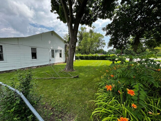 Building Photo - Beautifully Remodeled 3-Bed / 1-Bath Home ...