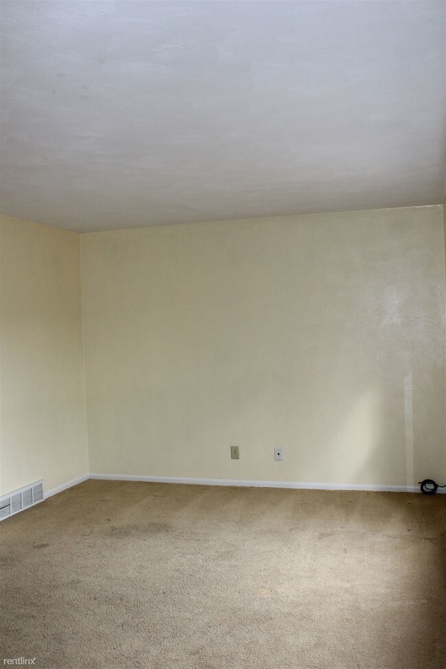 Building Photo - 2 br, 1.5 bath  - 6380 S 6th St