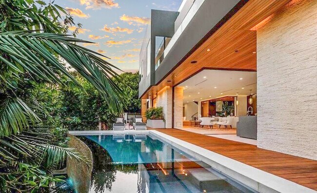 Foto del edificio - 8381 Hollywood Blvd