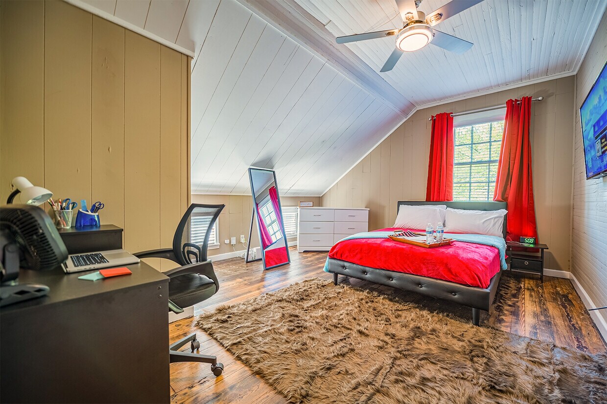 Queen Size Posh Bedroom - 607 Gaskill St SE