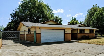 Building Photo - 2145 Laurelhurst Dr