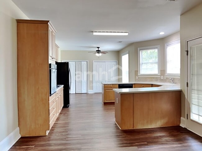 Building Photo - 402 Grandiflora Dr