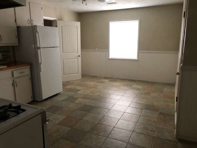 kitchen / dining / doorway to flex room - 5513 Odom Ave