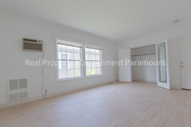 Building Photo - 342 N Oakhurst Dr