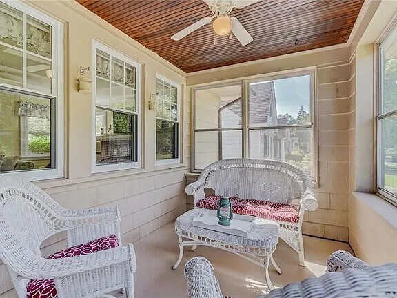 Porche cubierto - 77 Hartsdale Rd