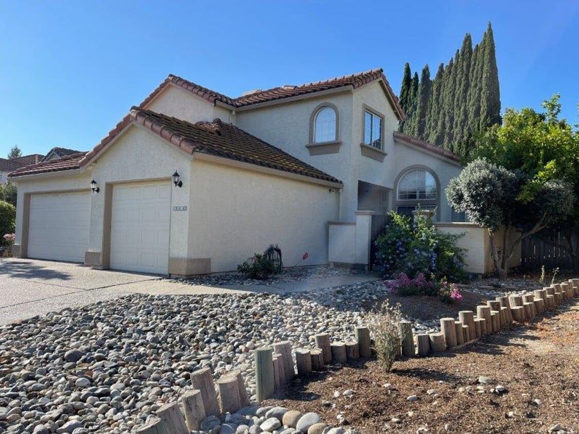 Primary Photo - Large Open 4 Bedroom
